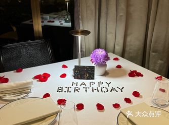 提前告知生日留位，走进餐厅，哇，浪漫氛围拉满