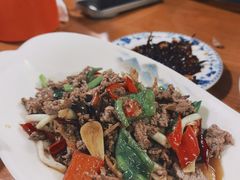 芹菜小米椒炒牛肉-龙姐私房菜(和顺古镇店)