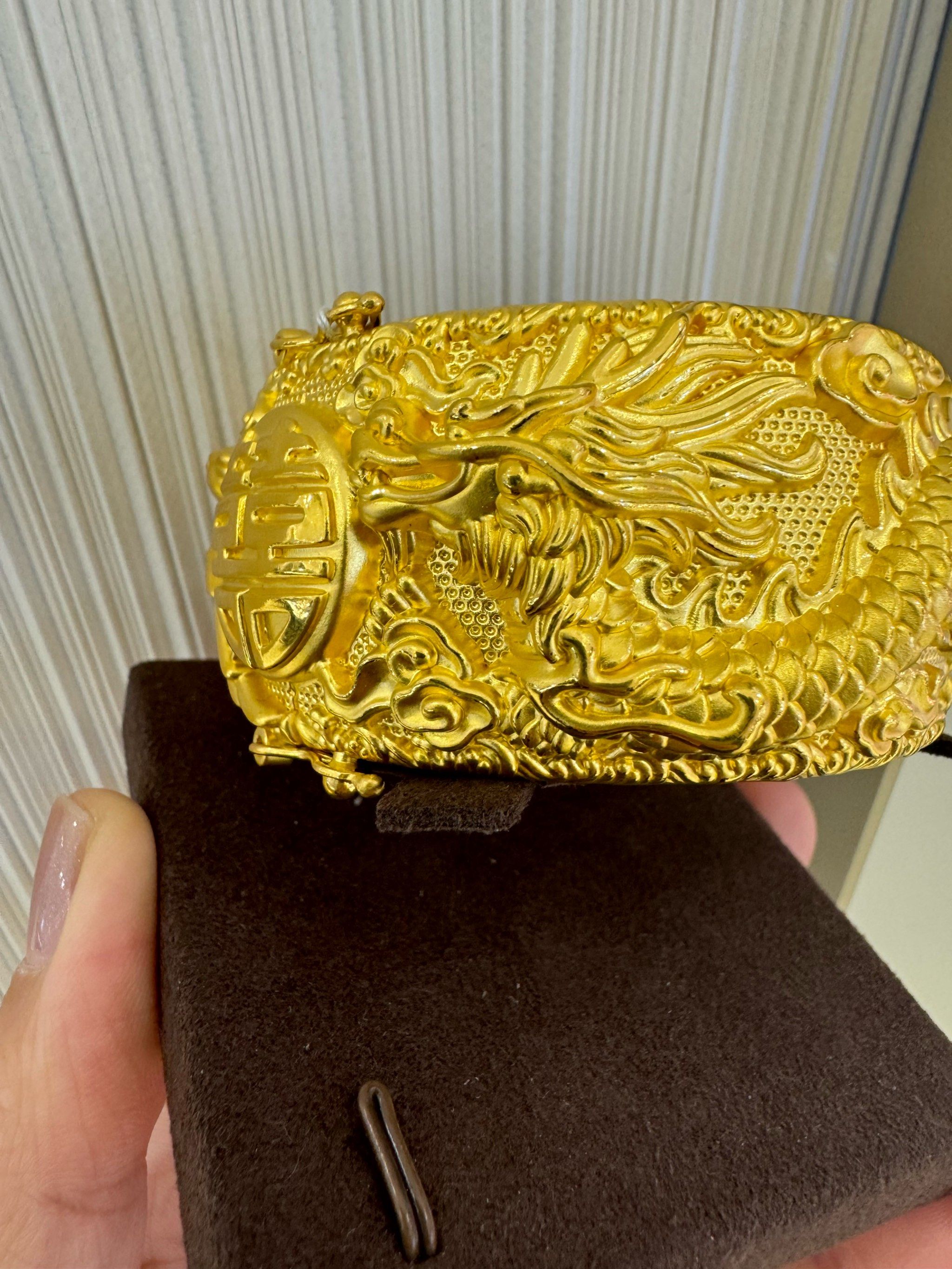龙凤呈祥在中国传统文化中象征着吉祥如意,天下太平.