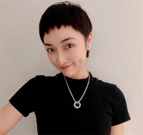 还是抵挡不住很多妹子对超短发的喜爱我们见到的短刘海,可以做碎发