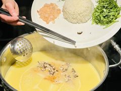 -鲜入唯煮·港式海鲜牛肉火锅(金宝街店)