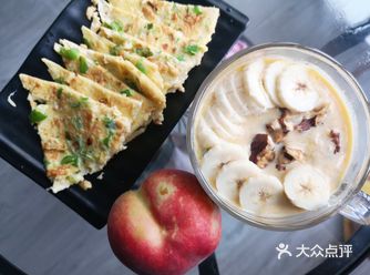 今天早上依旧是隔夜燕麦,不过这次是热着吃,而且是豆浆