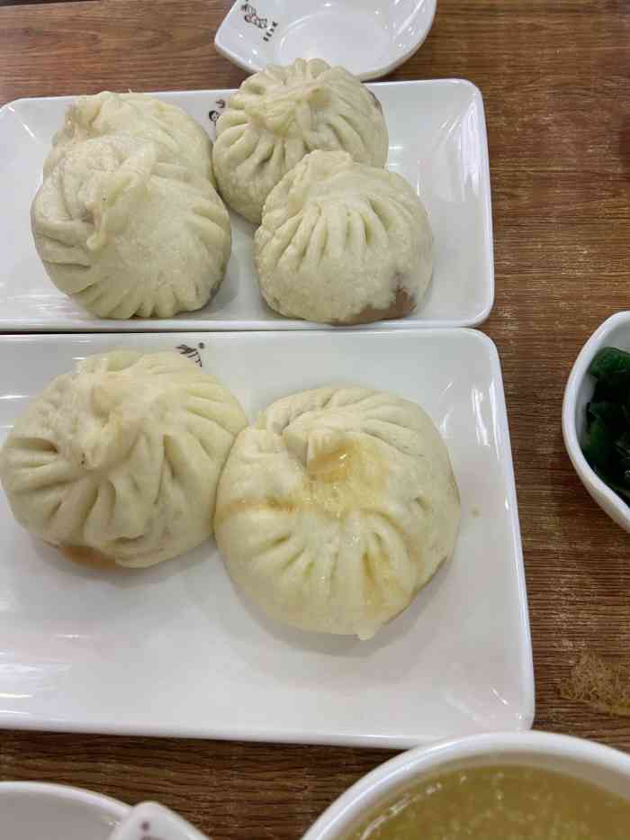 圆笼东坡肉包(顺河东街店)-"午餐时间,在门外就能看到这家店人气满满.