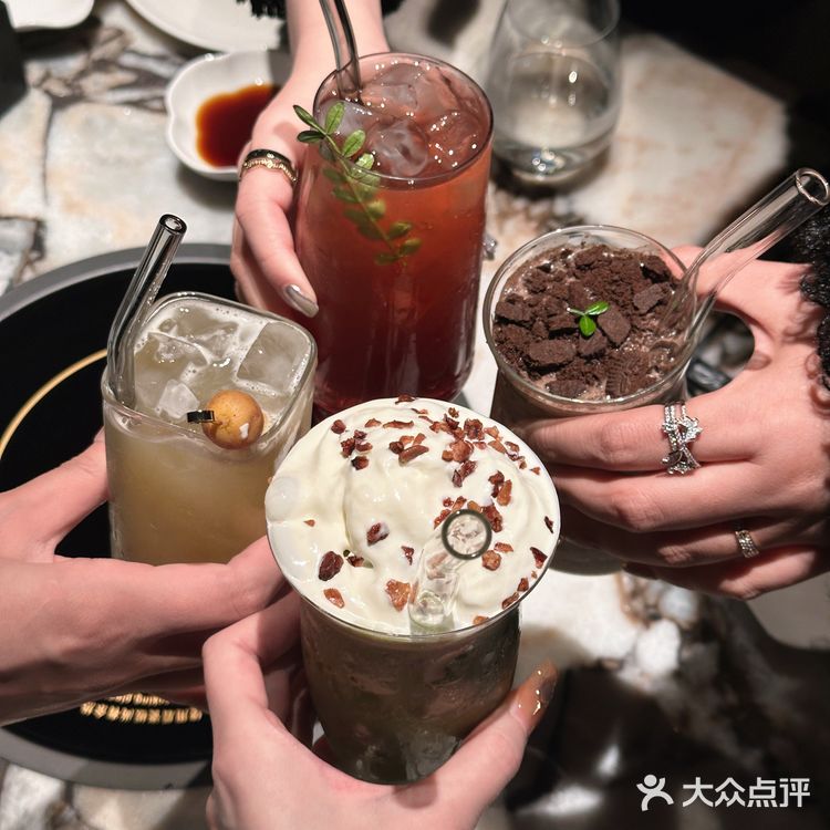 在上海的繁华地带，有一家独特的初筵火锅