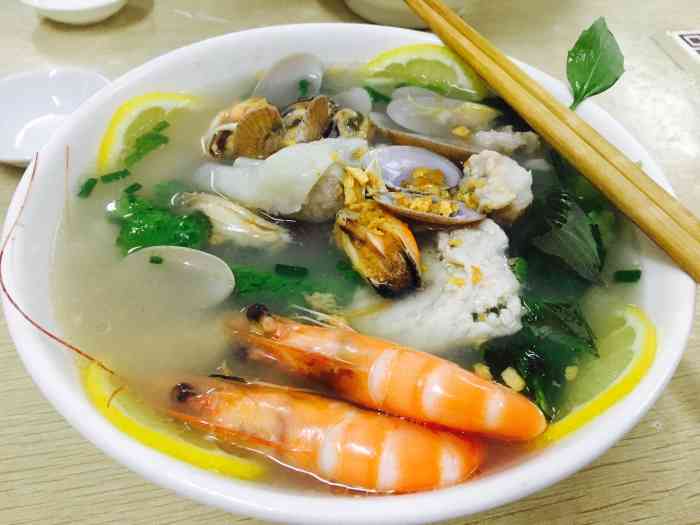 来汕头肯定少不了一碗正宗的潮汕粿汁.好吃,推荐