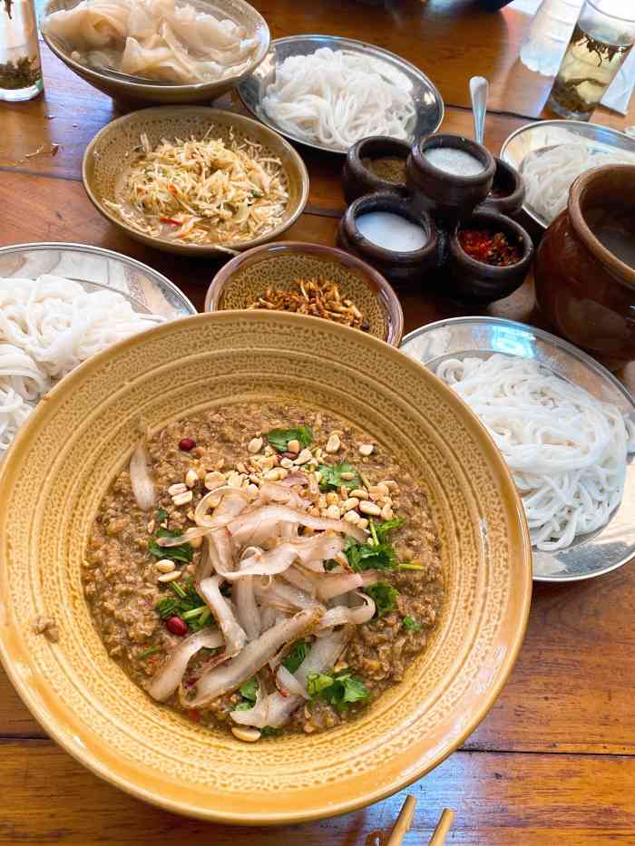 户撒洋人街绍兰手工过手米线