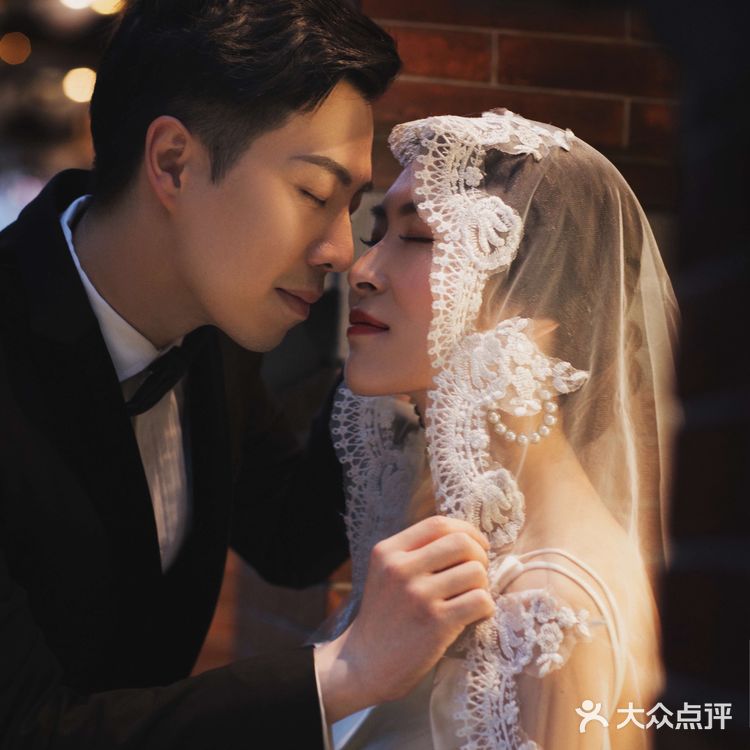 夜景婚纱照的拍摄不仅仅是迷离还有梦幻