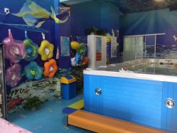 -开心岛婴儿游泳母婴用品店