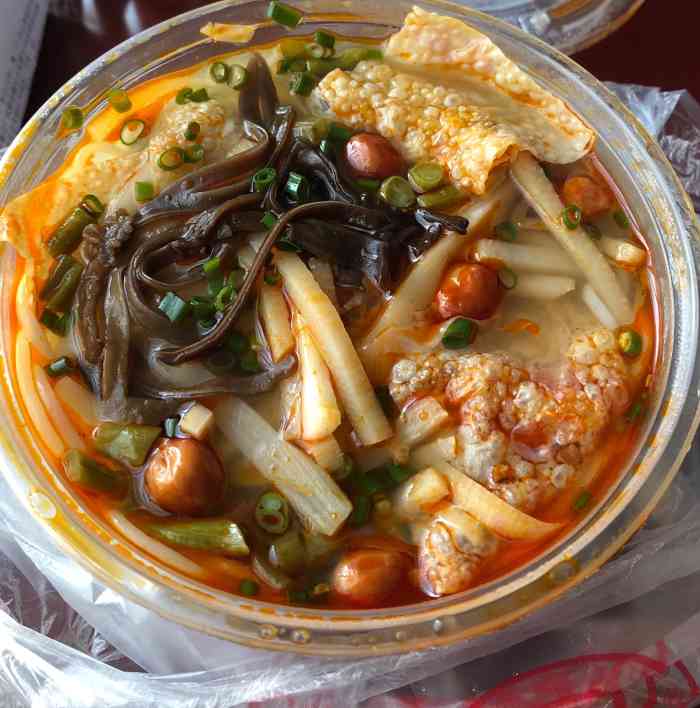 军元柳州螺蛳粉(红旗店)-"这家店在住的酒店楼下附近,门口有在修路,.