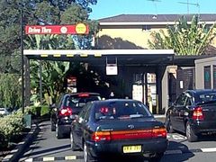人要排队，车也要～～～-麦当劳(春风店)