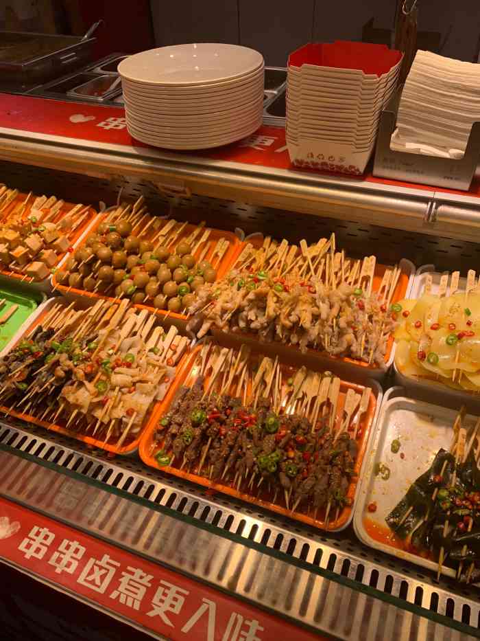 吉钵钵热卤串酸辣粉(银泰城店)-"门口的两个服务员看起来有点懒散