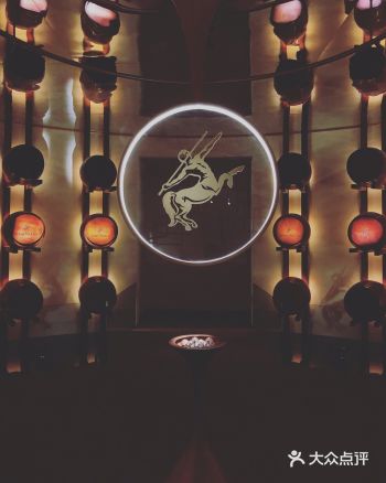 燈光反射的琥珀色，恰似絲絨遇上光源折射的光澤，通往時光秘境。