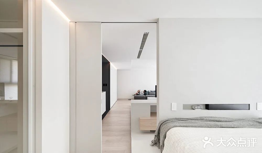 仅需要一间卧室，所以设计师在格局上做了很大改变