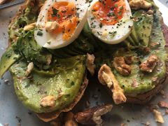 牛油果煮蛋吐司-RAC BAR(安福路店)