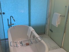 -上海滴水湖皇冠假日酒店