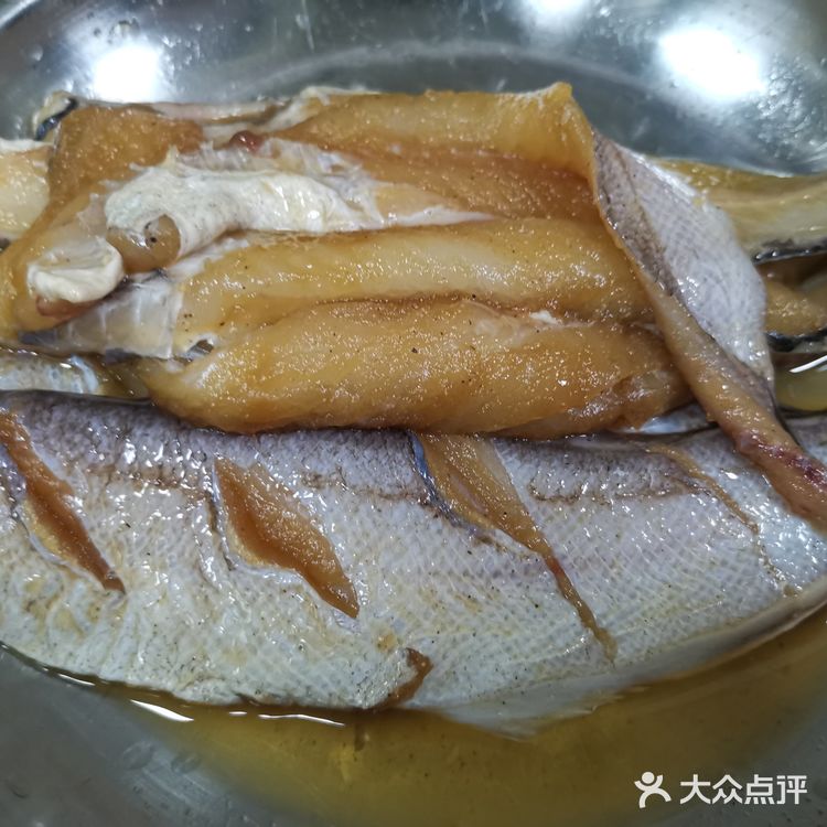 料酒，生抽，蜂蜜进行简单的腌制。其次在烤盘中垫上锡箔纸
