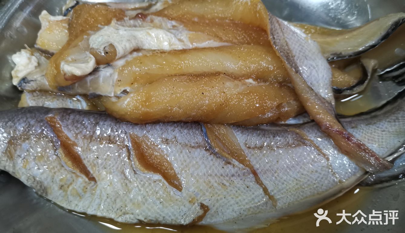 料酒，生抽，蜂蜜进行简单的腌制。其次在烤盘中垫上锡箔纸