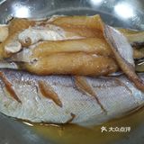 料酒，生抽，蜂蜜进行简单的腌制。其次在烤盘中垫上锡箔纸