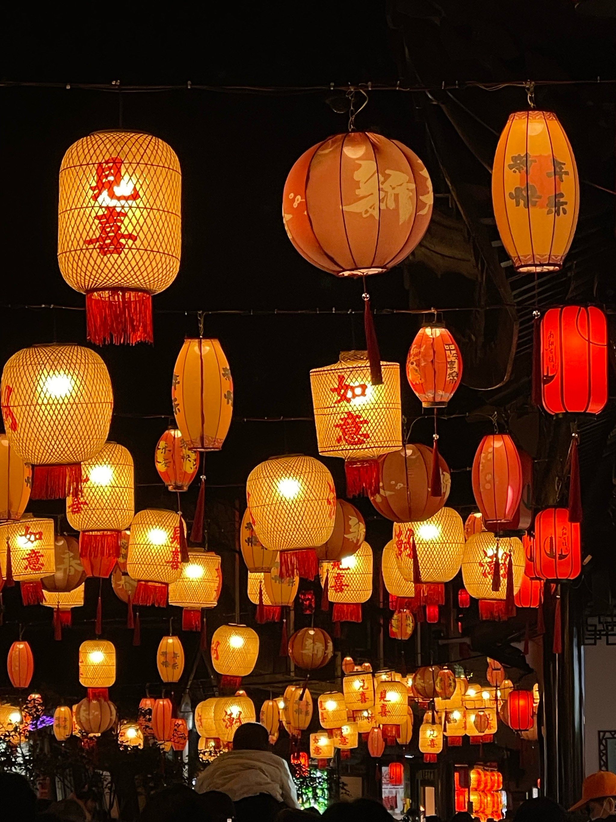 灯笼高挂迎佳节