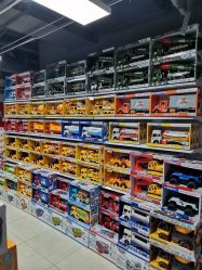 -来此探索玩具仓储店