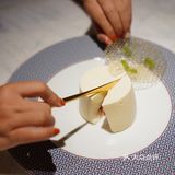 咸蛋黄融入奶油 整块的味道是很均匀平衡的