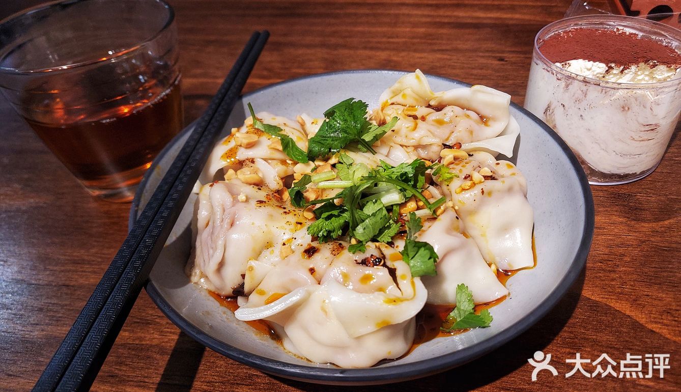 【火锅肥肠抄手和甜品】一半重口味一半小清新