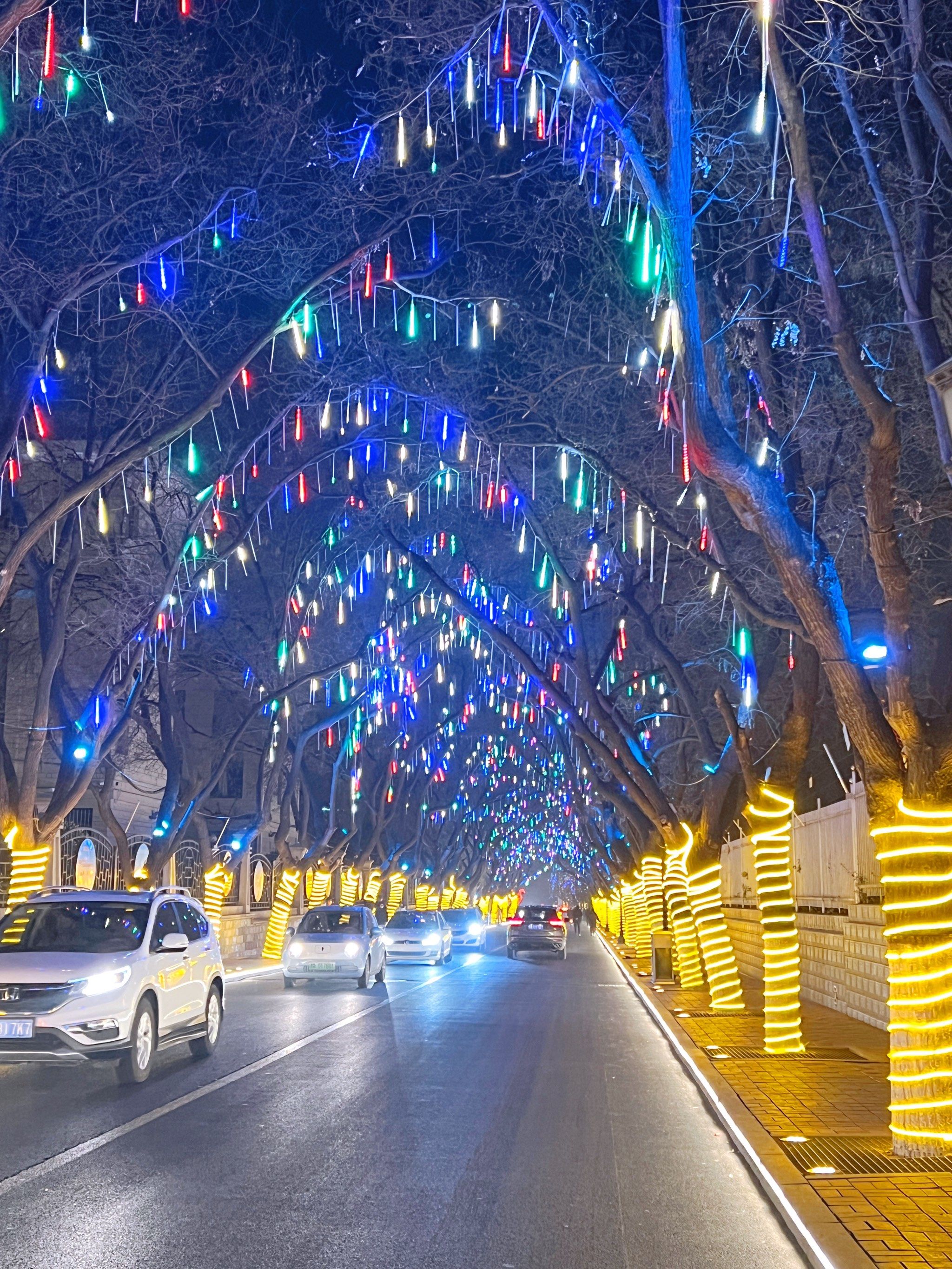 路边的灯光也很美