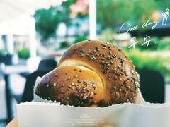 奇亚籽碱水红豆面包-Seesaw Coffee(苏州中心店)