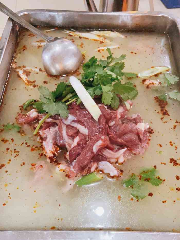 环境一般,但是很有氛围,一人一个小马扎,一个大锅,一盆羊肉,真香 3人