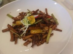茶树菇炒烧肉-安蒂娅.悦景轩中餐厅(西乡店)