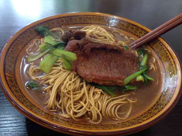 阿能面馆-"附近办事顺道来吃个团购的大排面,单行道停.