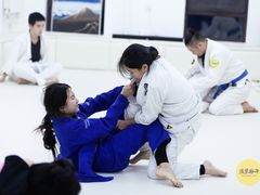 -菠萝格斗巴西柔术训练馆