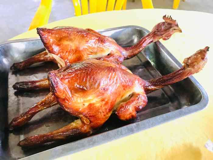 花果山正宗太和吊烧鸡-"这是一家需要提前去占座的店～七拐八拐按.