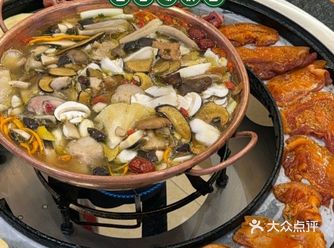 在这热气腾腾的氛围里,和亲朋好友围坐在一起
