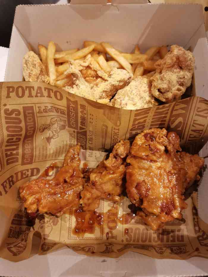 快乐小鸡西城红场5楼整个餐厅没啥顾客有点暗服务员在角落看手机