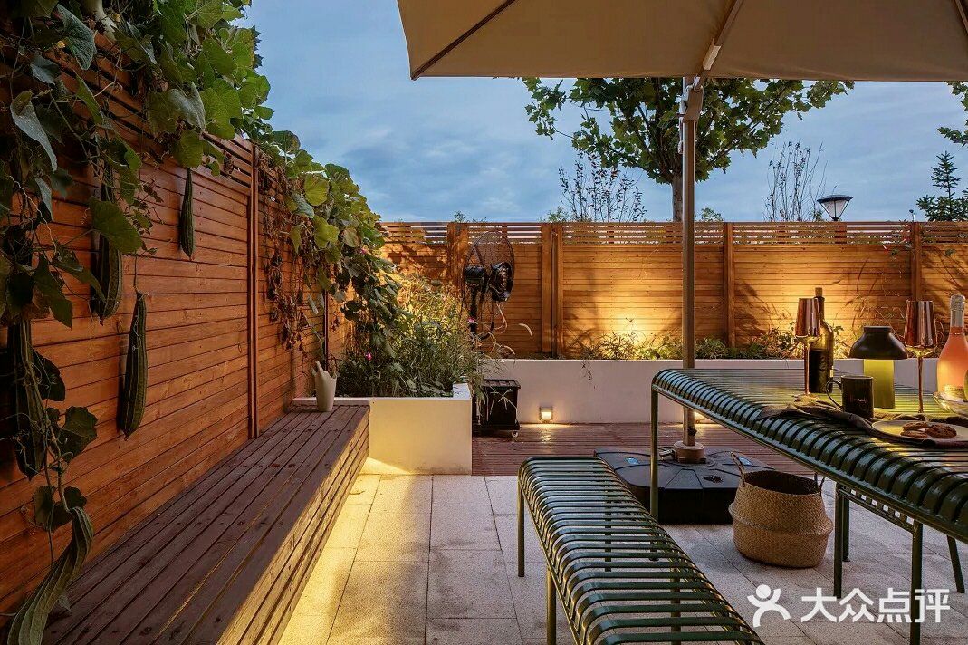 在庭院里摆放上餐桌椅，种上一些植物