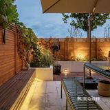 在庭院里摆放上餐桌椅，种上一些植物