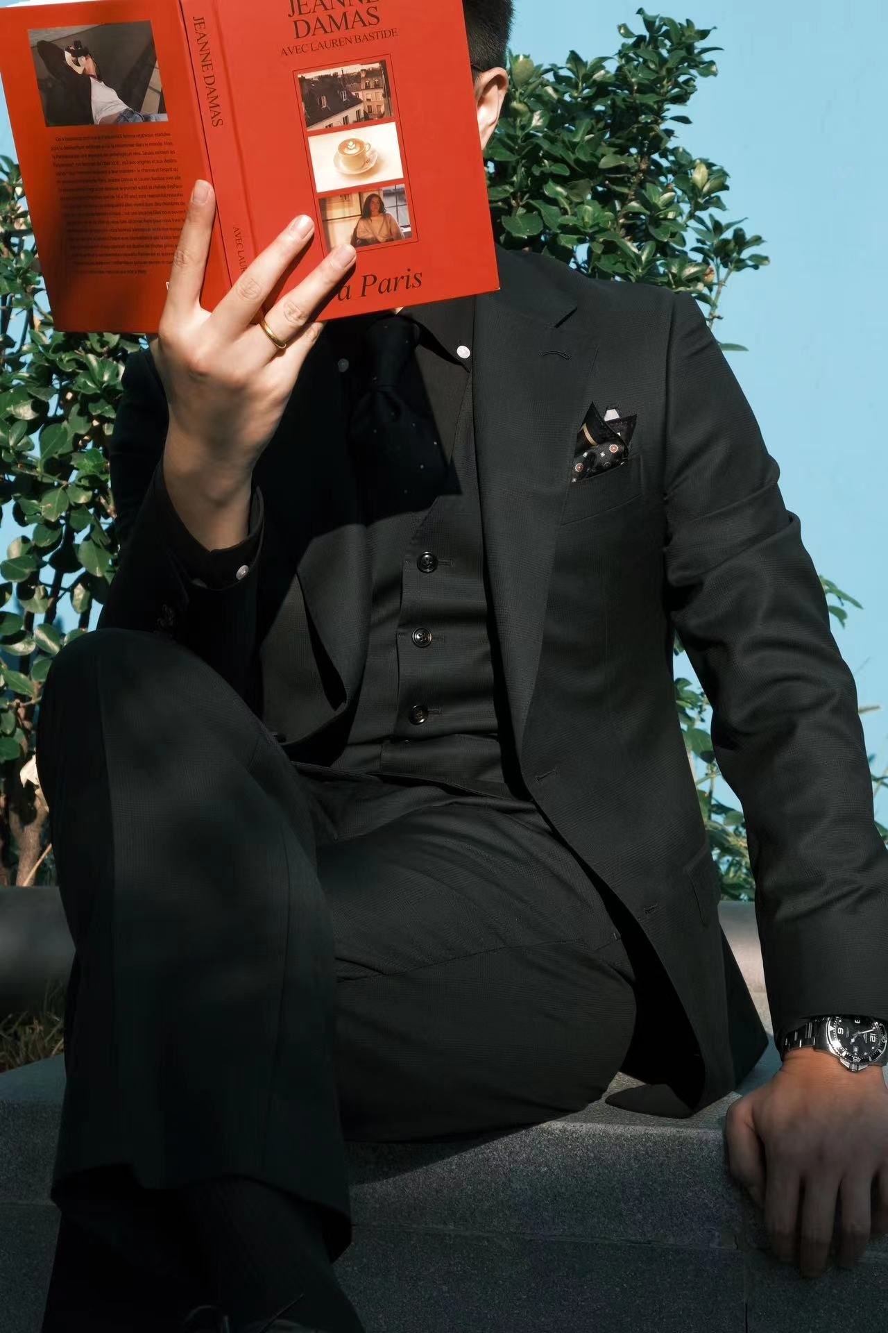 成熟的男人,少不了"黑色西装",精致稳重显气