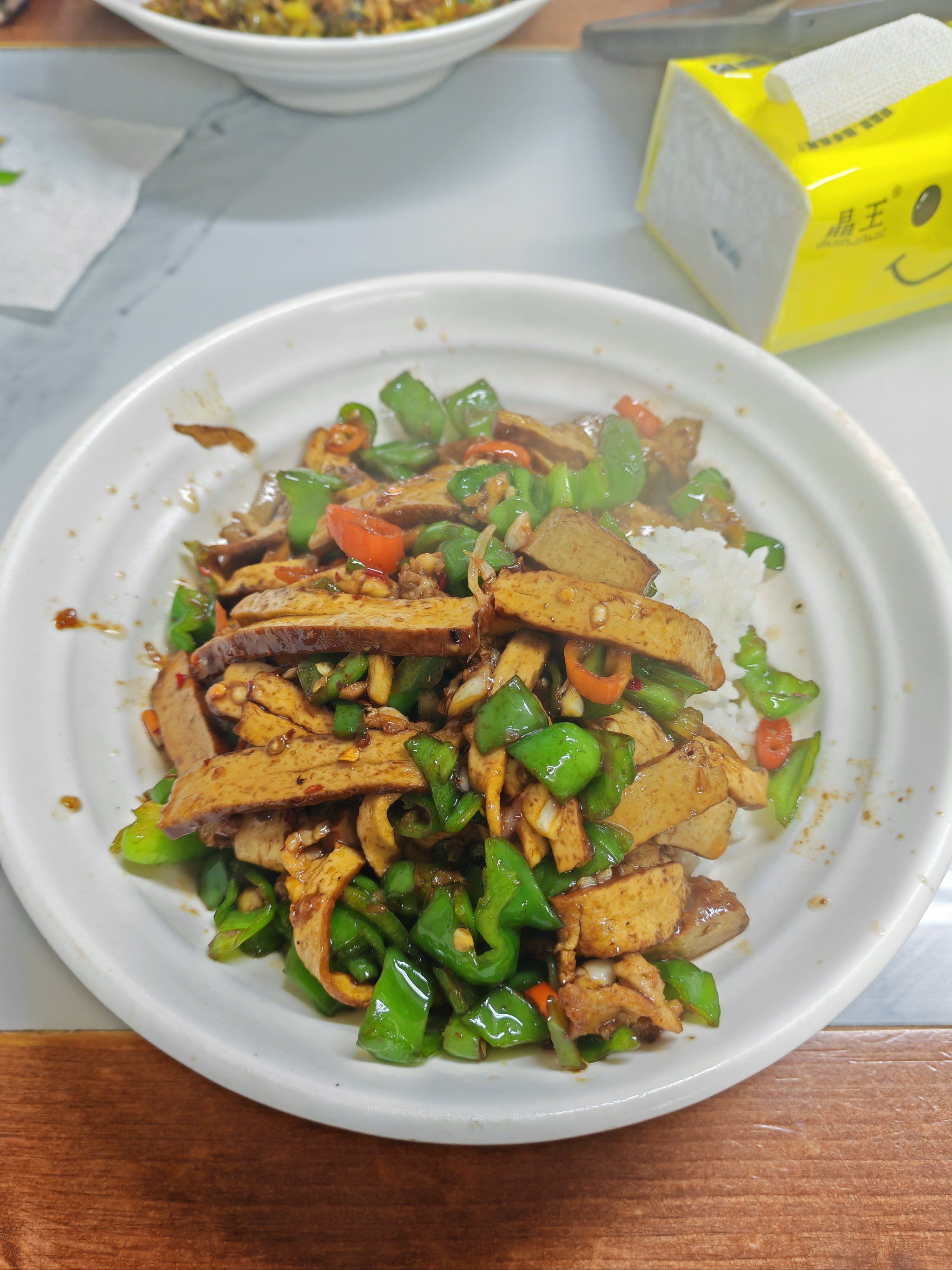 锅气满满的盖浇饭很香
招牌是一碗香和香干辣椒炒肉,旁边一桌吃的是