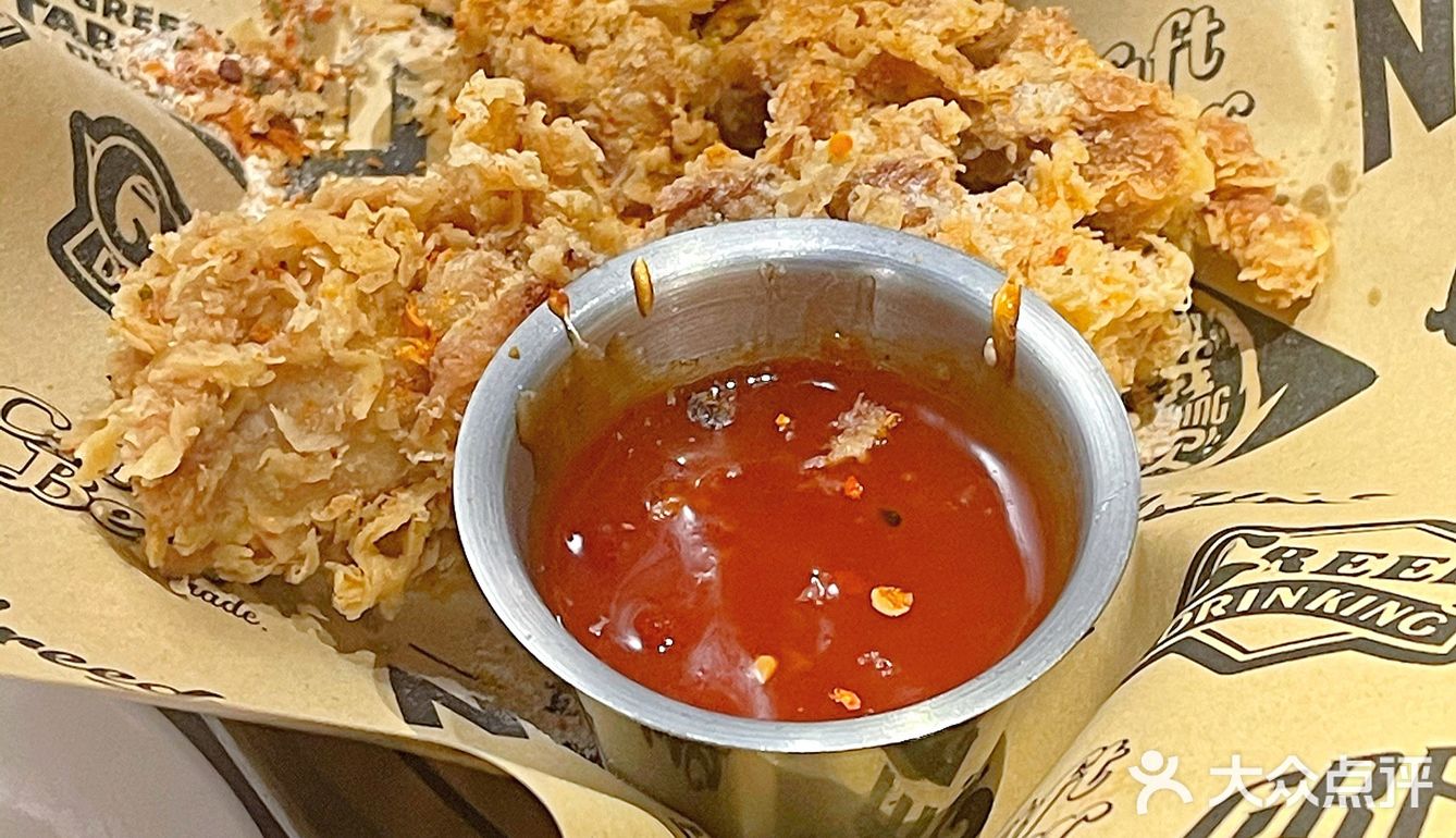大阪烧20块钱不到，很顶饱。炸鸡刚出炉好好吃，特别香