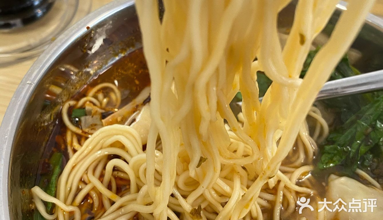 看见一家重庆粉面，环境干净，偶尔也会听见老板讲成都话