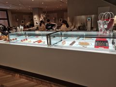 面包甜点陈列柜-潮一不贰·法式甜品·生日蛋糕·西式简餐(外滩店)