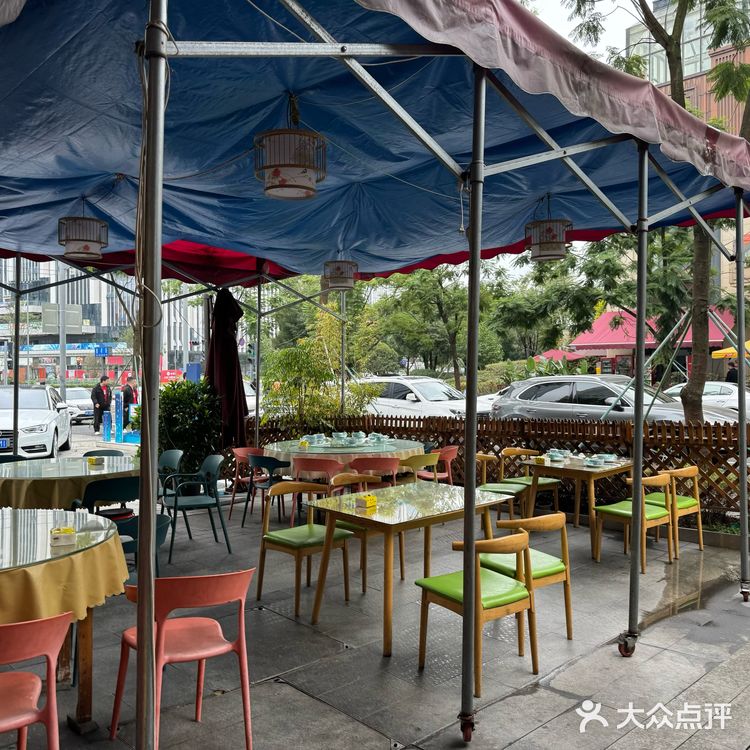 这家店位于成都市天府新区隆翔街 这边我没怎么来过