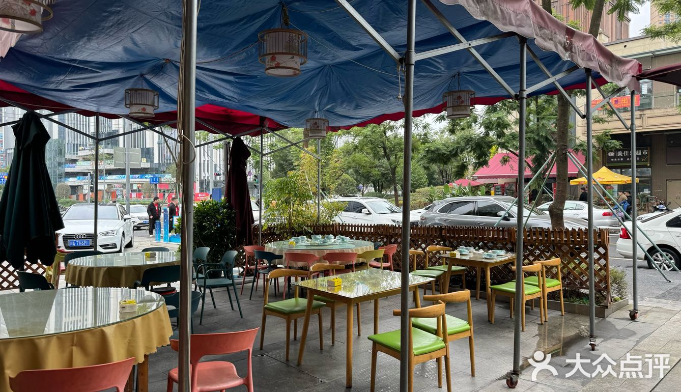 这家店位于成都市天府新区隆翔街 这边我没怎么来过