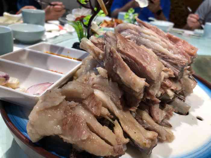 原谅我的冲动,原谅我的不严谨,但我忍不住就想给他家的手抓羊肉封个神