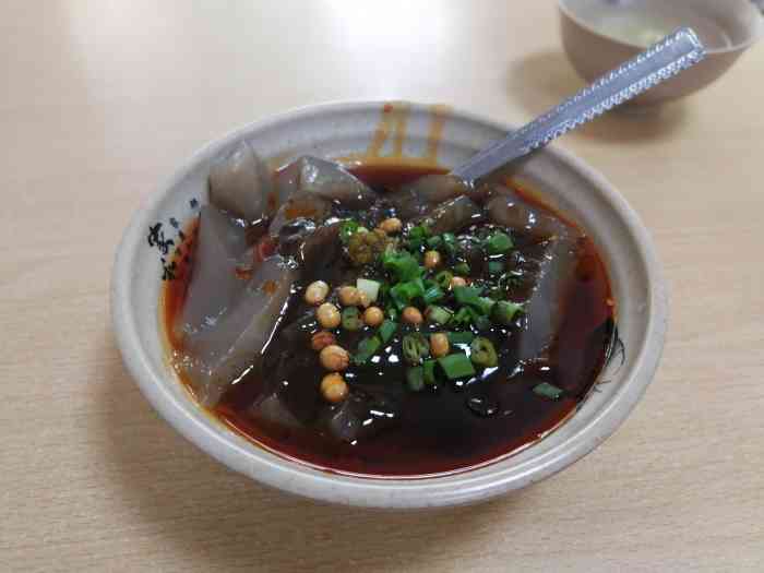 打分 热的窝子凉粉又嫩又滑,老板调的味道也巴适,蒜水,红油辣椒,青