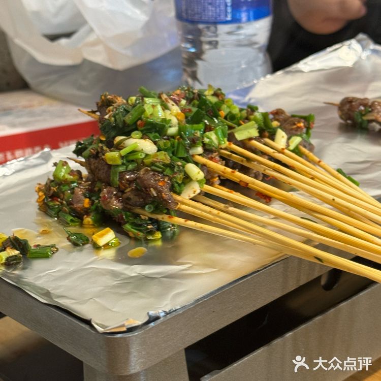 店家的烤牛肉和烤牛筋，非常深得我心[调皮]