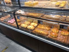 面包甜点陈列柜-金凤成祥(东直门现烤面包店)