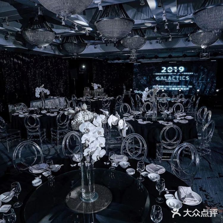 暗色系宇宙星辰主题年会布置 重在营造氛围感