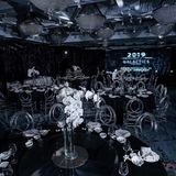 暗色系宇宙星辰主题年会布置 重在营造氛围感